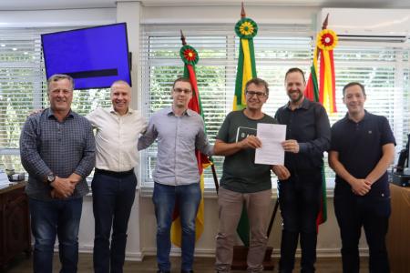  Prefeitura assina termo de cooperação para asfaltamento de estrada em Linha São João