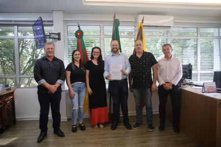 Prefeitura e Associação de Moradores firmam parceria para asfaltamento da FR-05, em Nova Milano