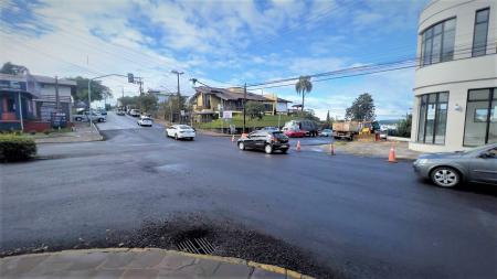 Com melhora no tempo, obras na Rua Pedro Grendene são retomas e trânsito sofre interrupções