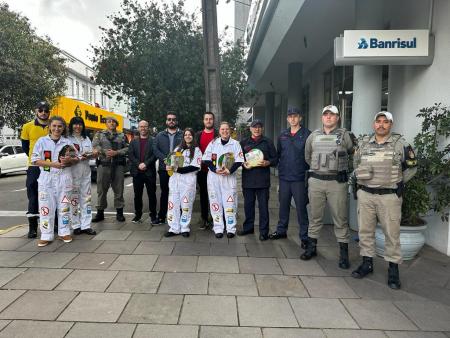 Prefeitura participa de ação de conscientização do Maio Amarelo no centro da cidade
